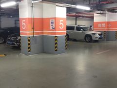 -绿地缤纷城-停车场