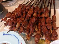 红柳串烤大块羊肉串。-伊祥·敦煌楼