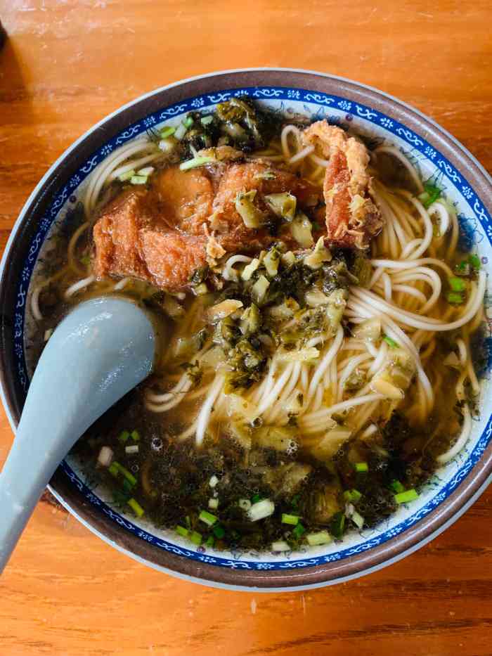 王大妈面馆-"环境挺好,对面就是河水,一面吃饭一面看着.