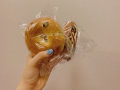 红豆碱水面包-天井·丑面包搭咖啡