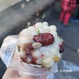 七拐八拐的小巷子里老远就看到有人排队啦。现做现卖