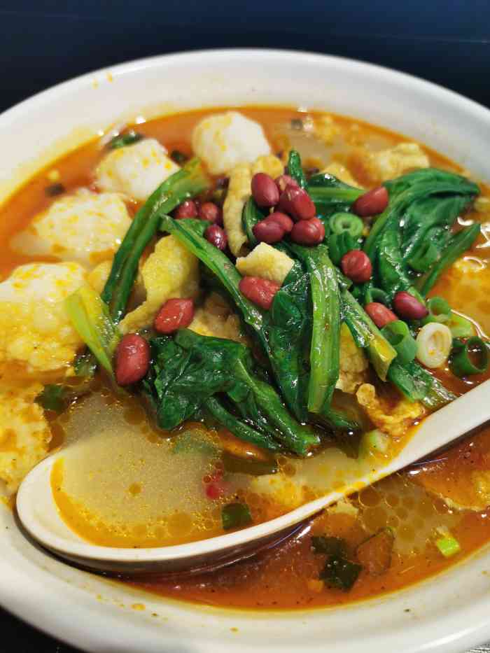 反正这种连锁店一般不太会出错 这次是加了「墨鱼丸」的微辣螺蛳粉