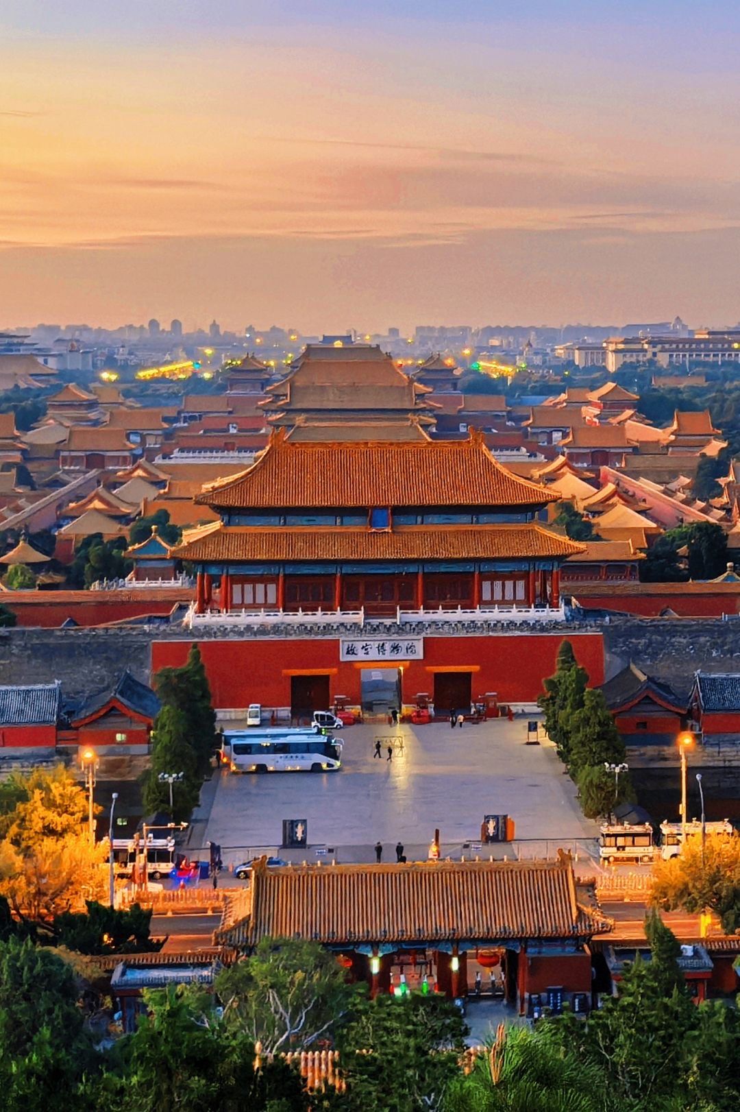 有地下通道过马路
俯瞰故宫全景北京中xīn线√遥望白塔
无需预约