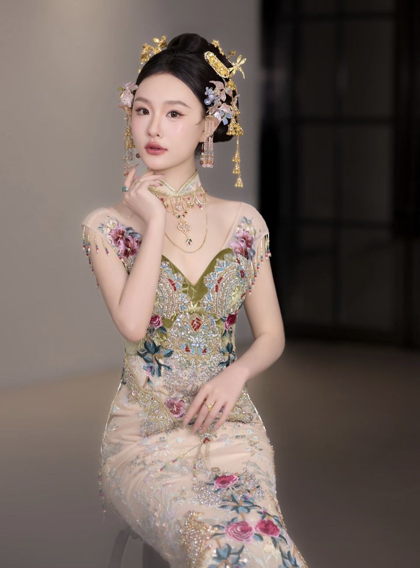 玫红花朵绘出南洋风情
蔓藤花珠绣精致