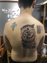 欧美-木子·纹身店TATTOO穿孔·洗纹身