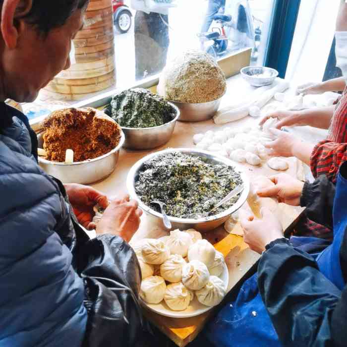 清真白家包子铺-"路过白家包子铺几次,每次都有人排队购买,.