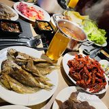 高压生蚝是轮锅拿的[色][色]，我们拿了六锅，阔怕~