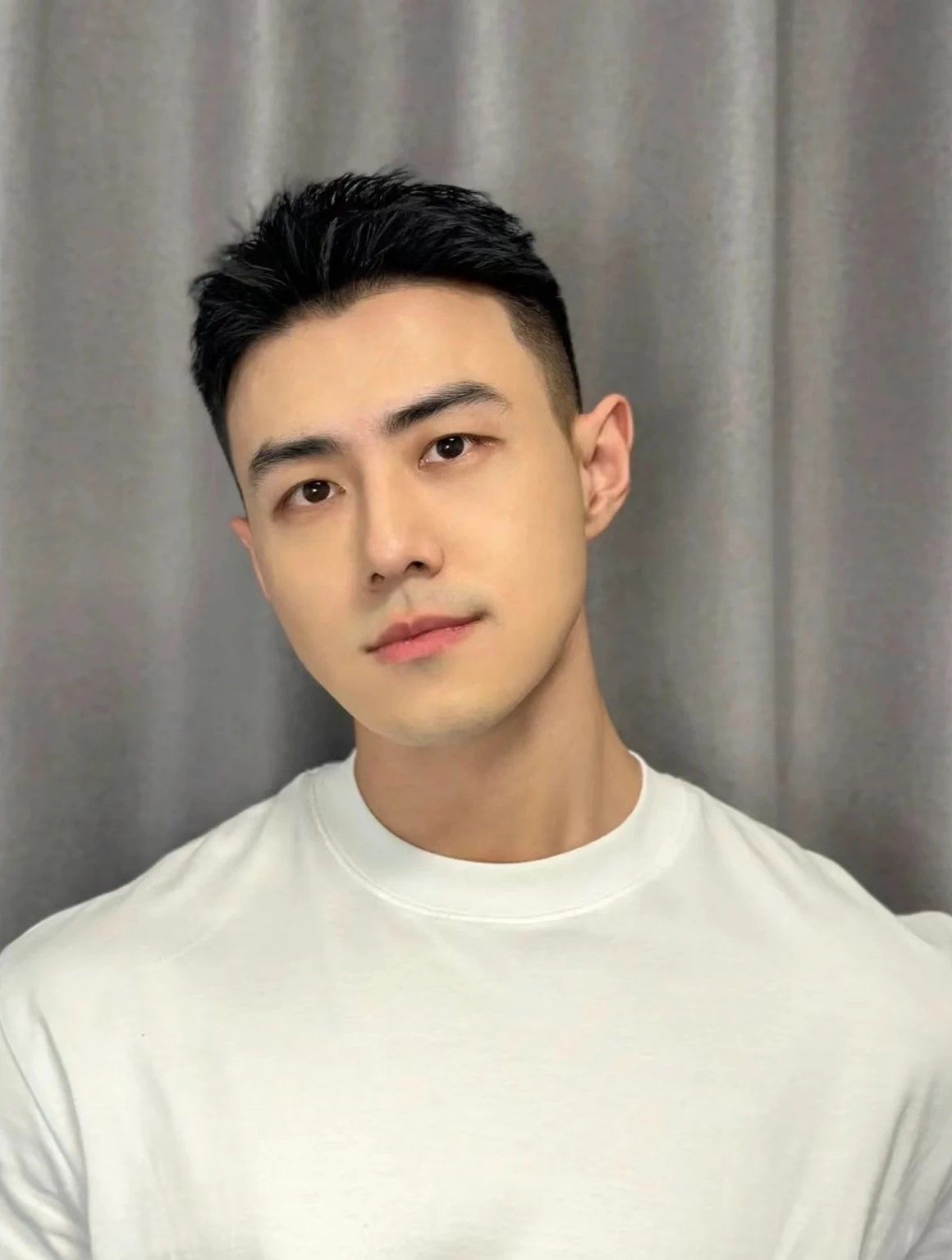 男生发型 整体的头发是短的,侧边修剪干