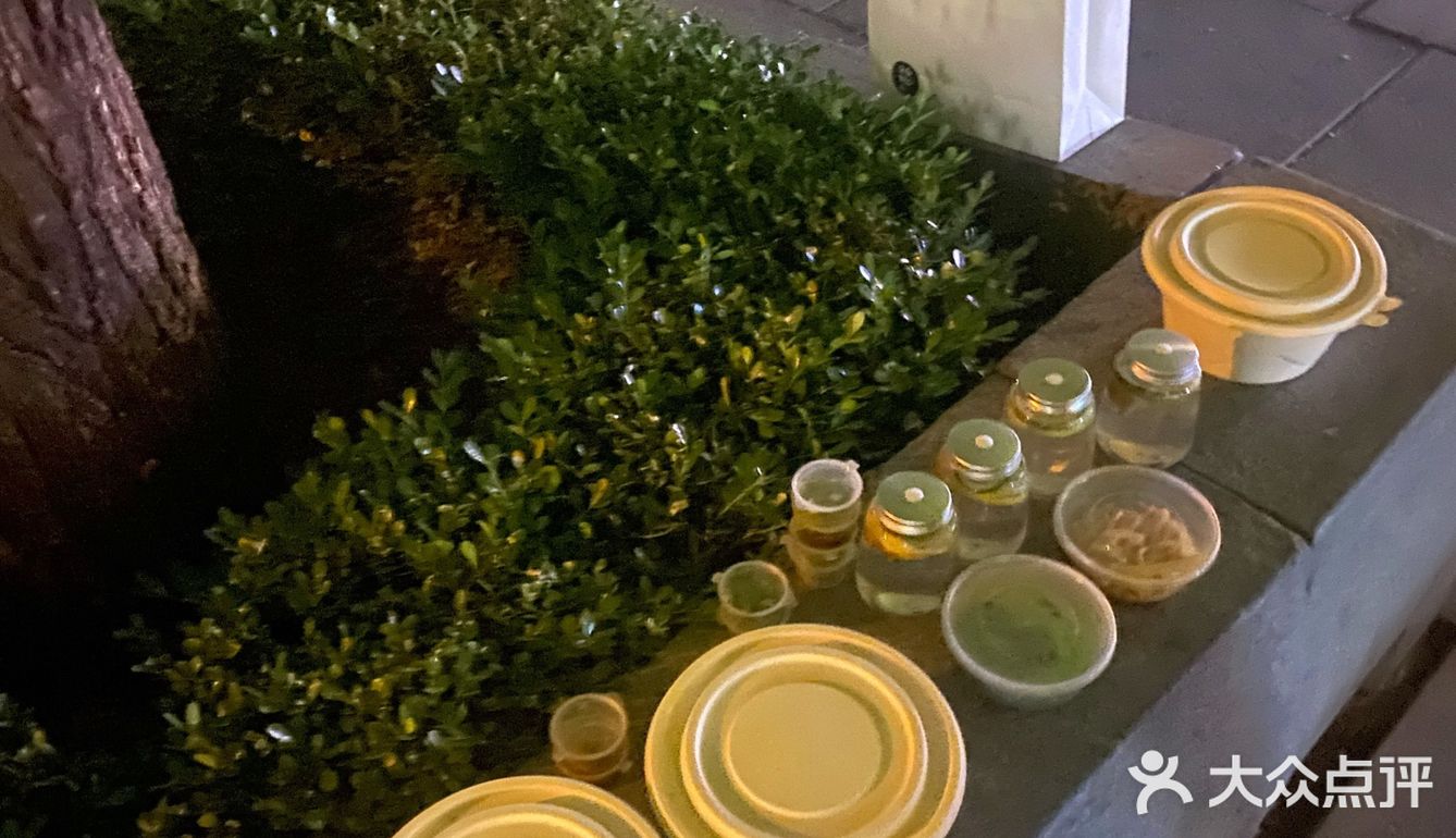 三里屯街头深夜嗦粉 酸笋老友粉爽飞了