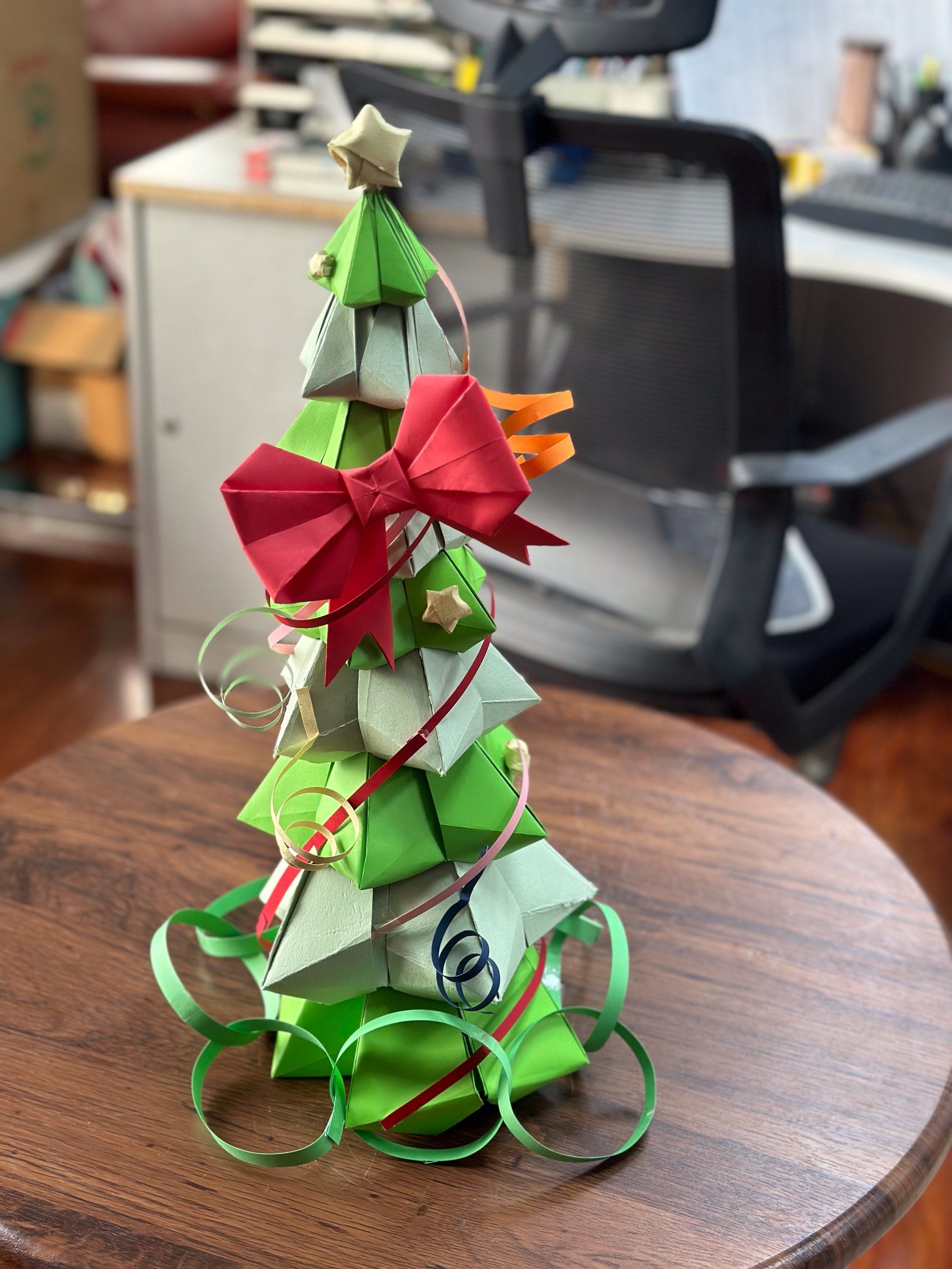 手掌上的折纸艺术,圣诞树🎄