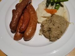 德国香肠拼盘配土豆泥和酸椰菜-LENBACH兰巴赫西餐啤酒坊(大连东港店)