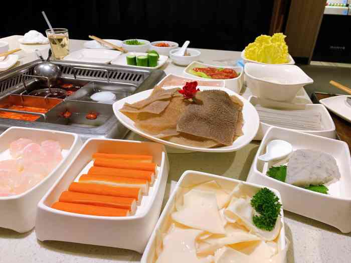 海底捞火锅(西湖店)-"自助酱料很不错,选择多.三鲜锅和菌菇锅,.