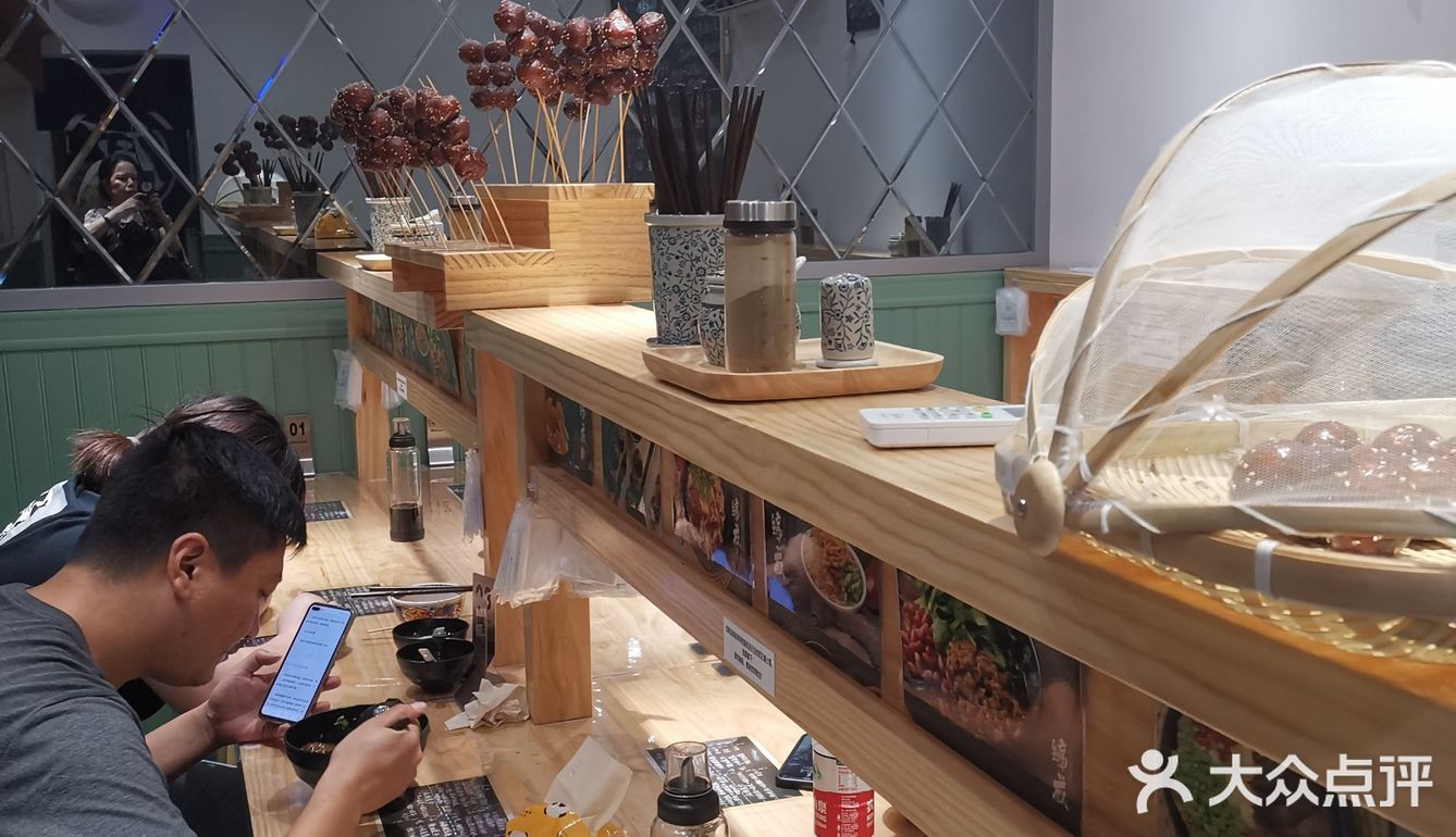 食材新鲜，饺子和酸辣粉还有糖油果子很好吃
