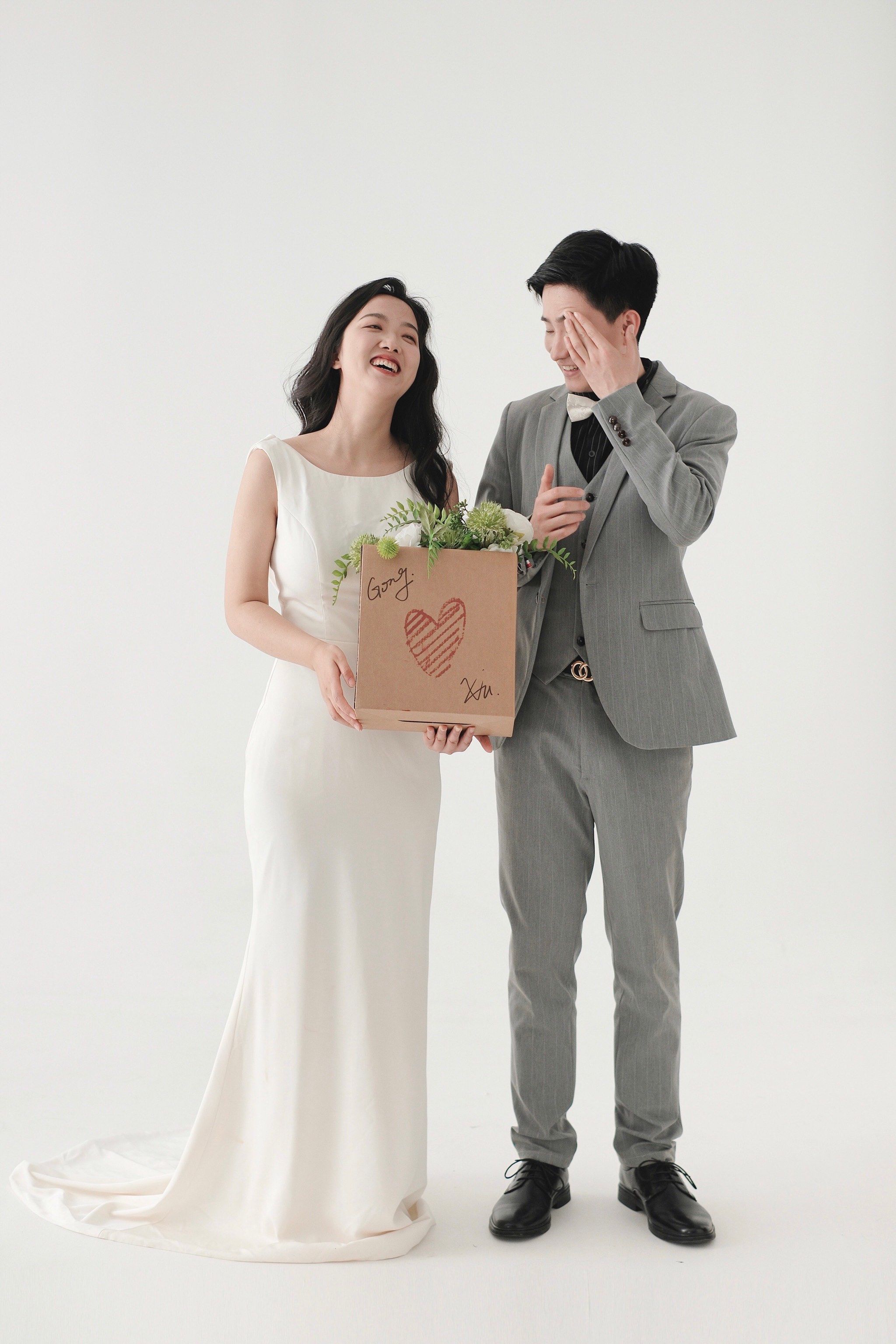 松弛感的白色婚纱照
没想到在呼吸也能拍到松弛感的白婚纱照,这种