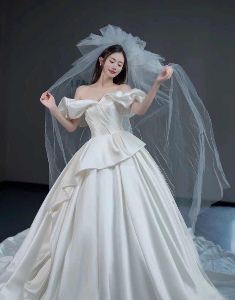 很难不爱的极简一字肩缎面婚纱