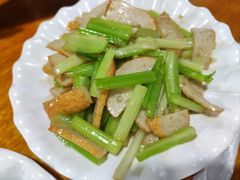 西芹炒鱼饼-温州一家人美食(西木头市店)