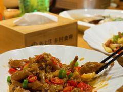 红烧鸡爪-头上红煨盐鸡·非遗院子餐厅