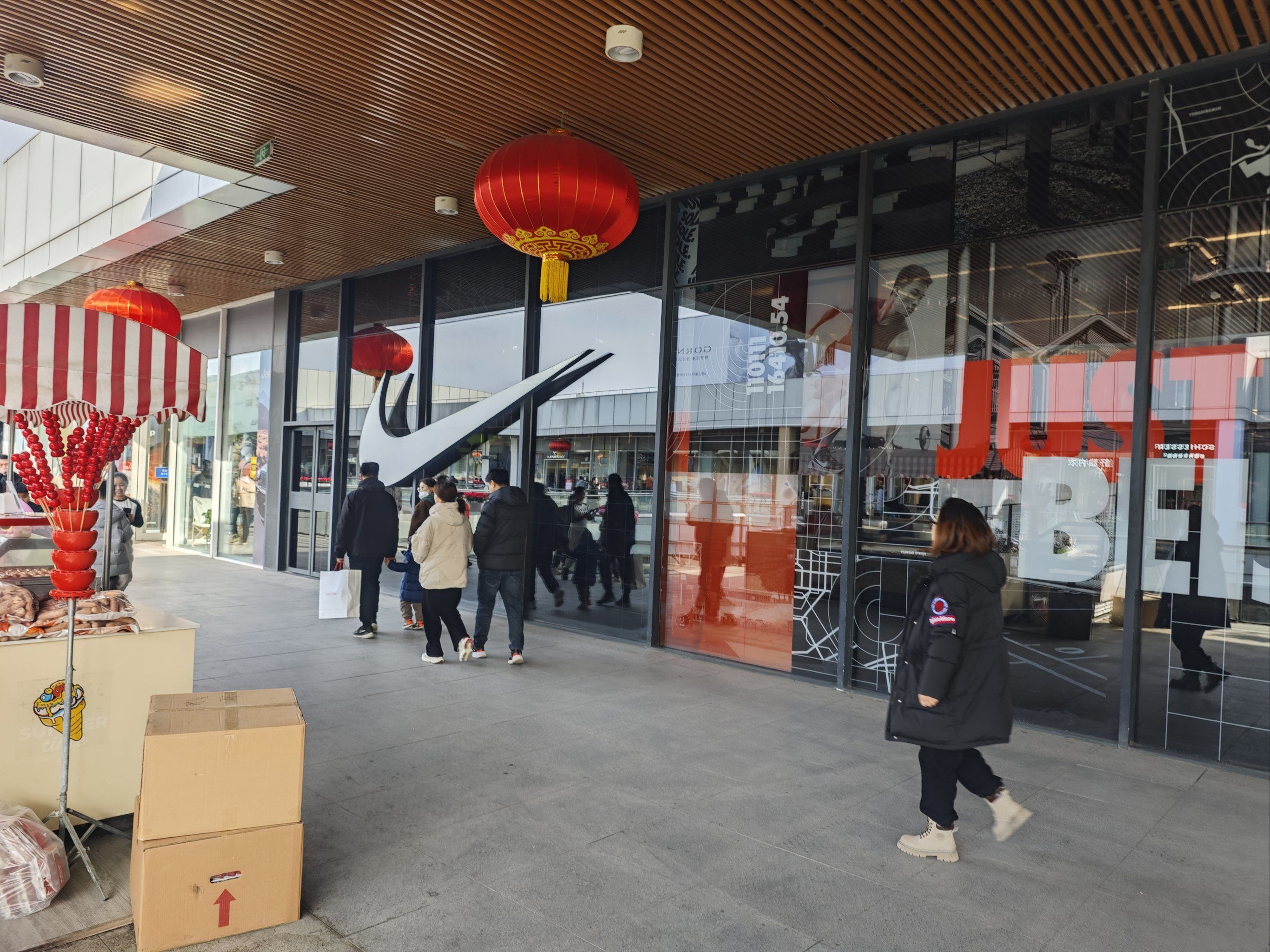 来奥莱逛逛耐克店