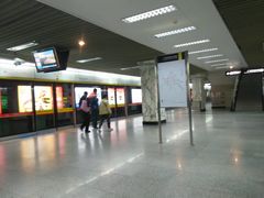 站台-烈士陵园(地铁站)