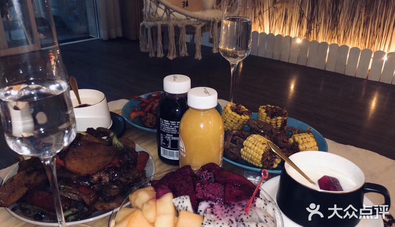 跟闺蜜一起来庆祝,做了简单的饭菜,听着舒缓的音乐