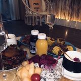 跟闺蜜一起来庆祝,做了简单的饭菜,听着舒缓的音乐