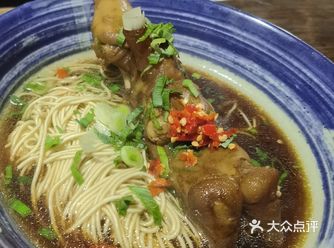 乌镇给我的感觉就是烟雨蒙蒙的江南水乡，是温婉灵动的