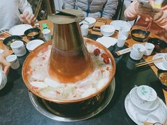 -果松木炭酸菜铜火锅·外婆参鸡汤