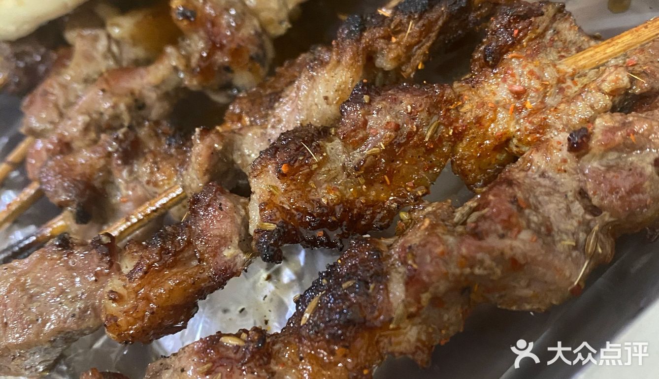 排这么久到底值不值的羊肉串 同来顺