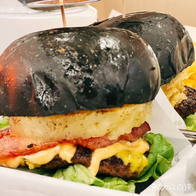 这个黑，到底是什么黑！“黑”汉堡可太酷啦！