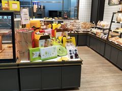 面包甜点陈列柜-皇冠幸福里动物奶油生日蛋糕(龙阳村地铁站店)