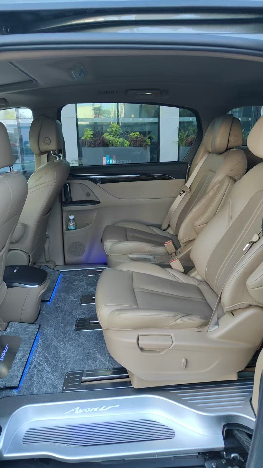 四大两小租的七座商务车别克gl8