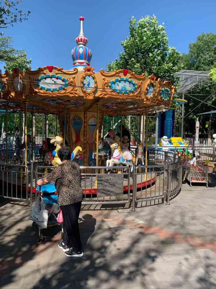 昌平公园-"昌平公园位于昌平繁华地段,面积小而别致,.