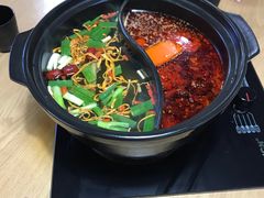 鸳鸯锅-陆记牛庄·碳锅龙虾烧烤(爱上花园店)