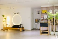 -闺蜜瑜伽·普拉提女性塑形馆