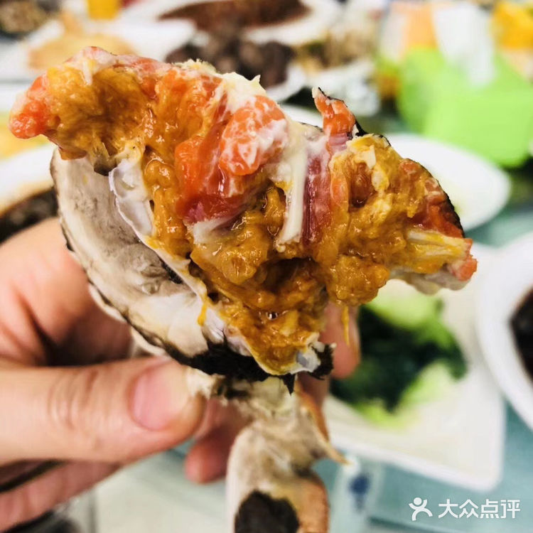 六七两的黄浦江大闸蟹可好吃😋呢！