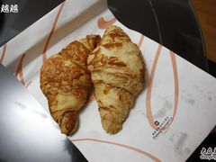 左边芝士羊角-西点坊(浦东香格里拉店)