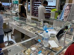 -美式眼镜·授权蔡司.依视路.尼康.豪雅.明月(人民广场店)