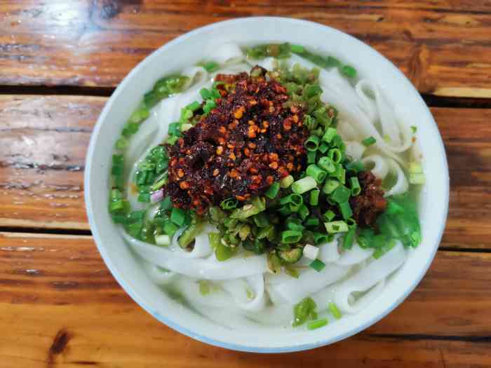 赶水铁石垭米粉-"小店,不过生意出奇地好 就是一栋居民楼.