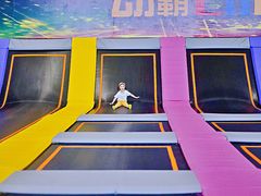-嘿哟动霸CHUA·新潮玩运动娱乐中心·蹦床滑冰团建乐园