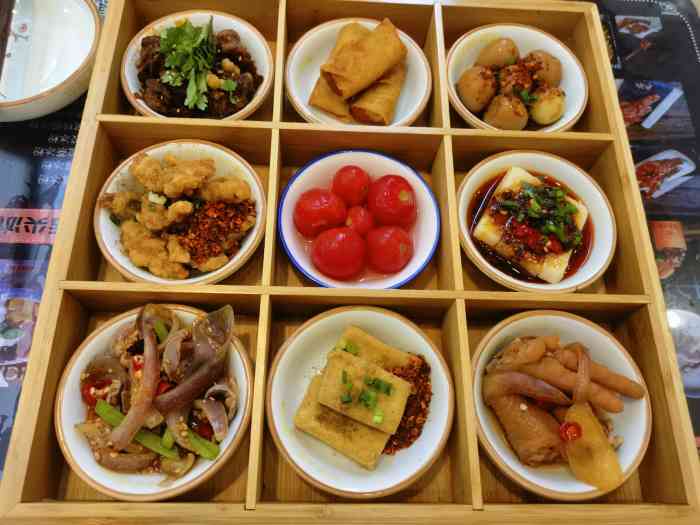 舌尖派对·四川小吃集(金鹰店)-"[薄荷]环境: 金鹰负一楼,四人桌挺