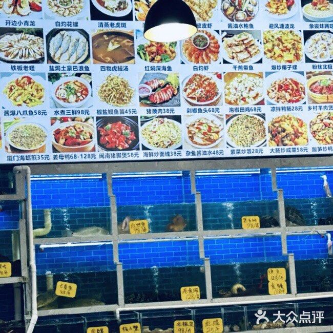 室内环境蛮大的，前面摆满海鲜，后面都是座位。服务