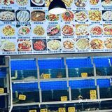 室内环境蛮大的，前面摆满海鲜，后面都是座位。服务