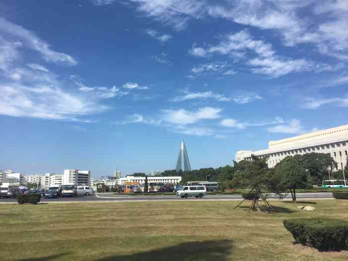 柳京饭店,现在已经贴上了外部的玻璃幕墙,如果是坐丹东到平壤的绿皮