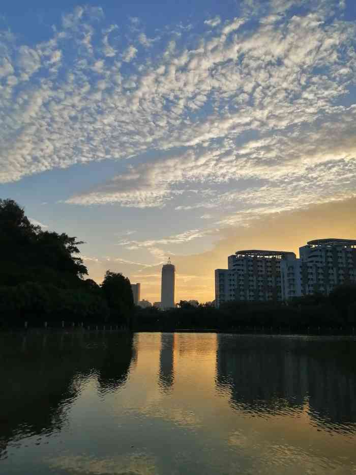 五邑大学-"五邑大学坐落于广东省江门市,是一所以工科.