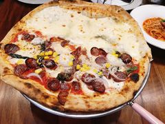 烤肠披萨拼蓝纹芝士披萨-1861意大利餐厅(文化广场店)
