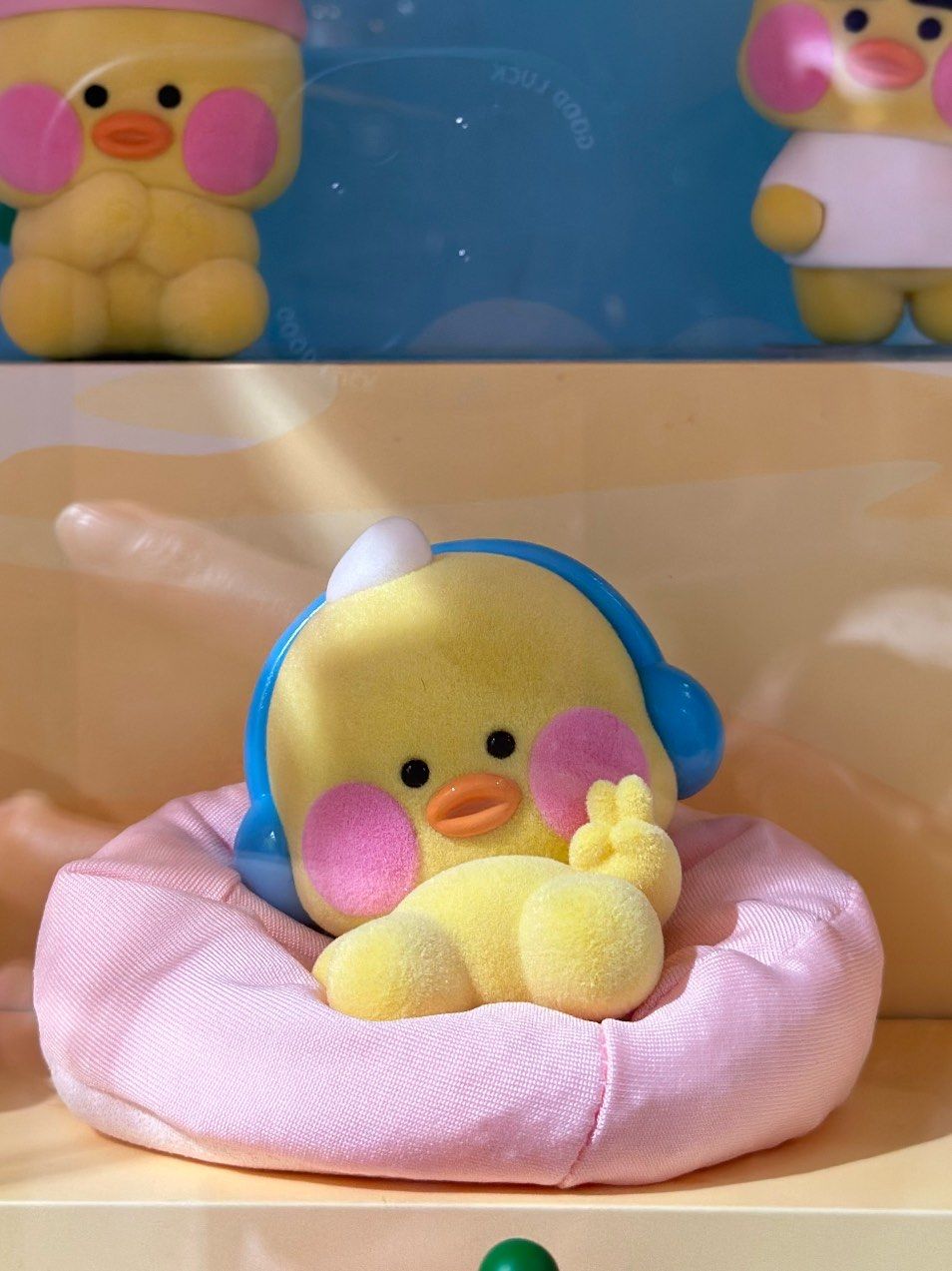 小黄鸭涂上粉粉的腮红,带上画师帽,很都市时尚啊!