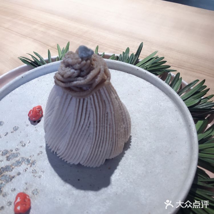 很简约的一家店，坐下来很舒服，每道甜品都像艺术品一样