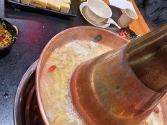 -果松木炭酸菜铜火锅·外婆参鸡汤