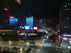 对面的万达广场-烟台碧海饭店(烟台火车站店)