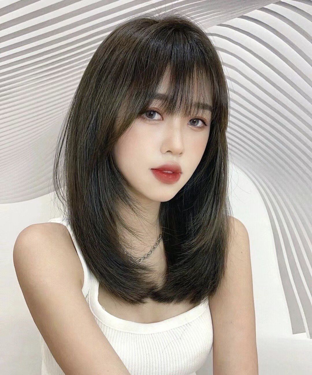 发型略带层次增加蓬松感和发量突出脸型立体感